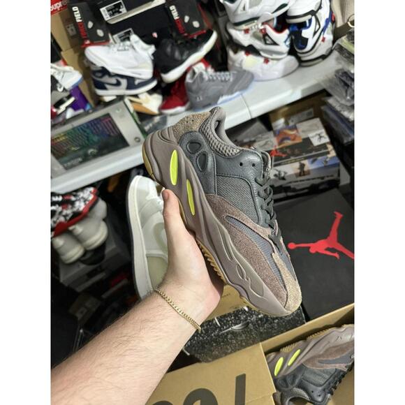 Yeezy 700 mauve sz 11